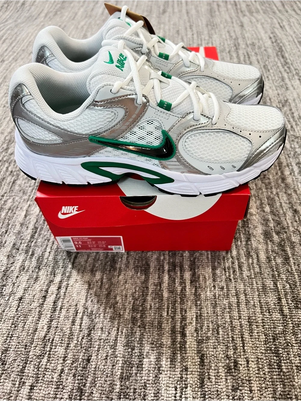 Nike V5 Rnr White Malachite Size 9.5 Men’s / 11 Women’s
